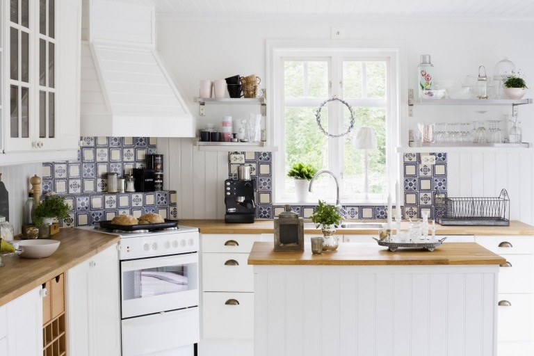 Móveis de cozinha de estilo escandinavo em madeira branca, ilha de cozinha, ideias de decoração