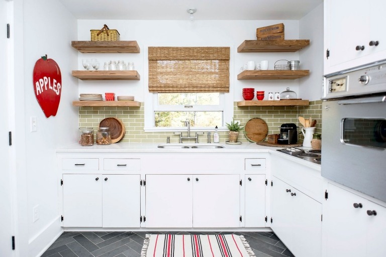 Cozinha estilo casa de campo Mobiliário escandinavo prateleira de madeira tapete mosaico azulejos tendências de vida