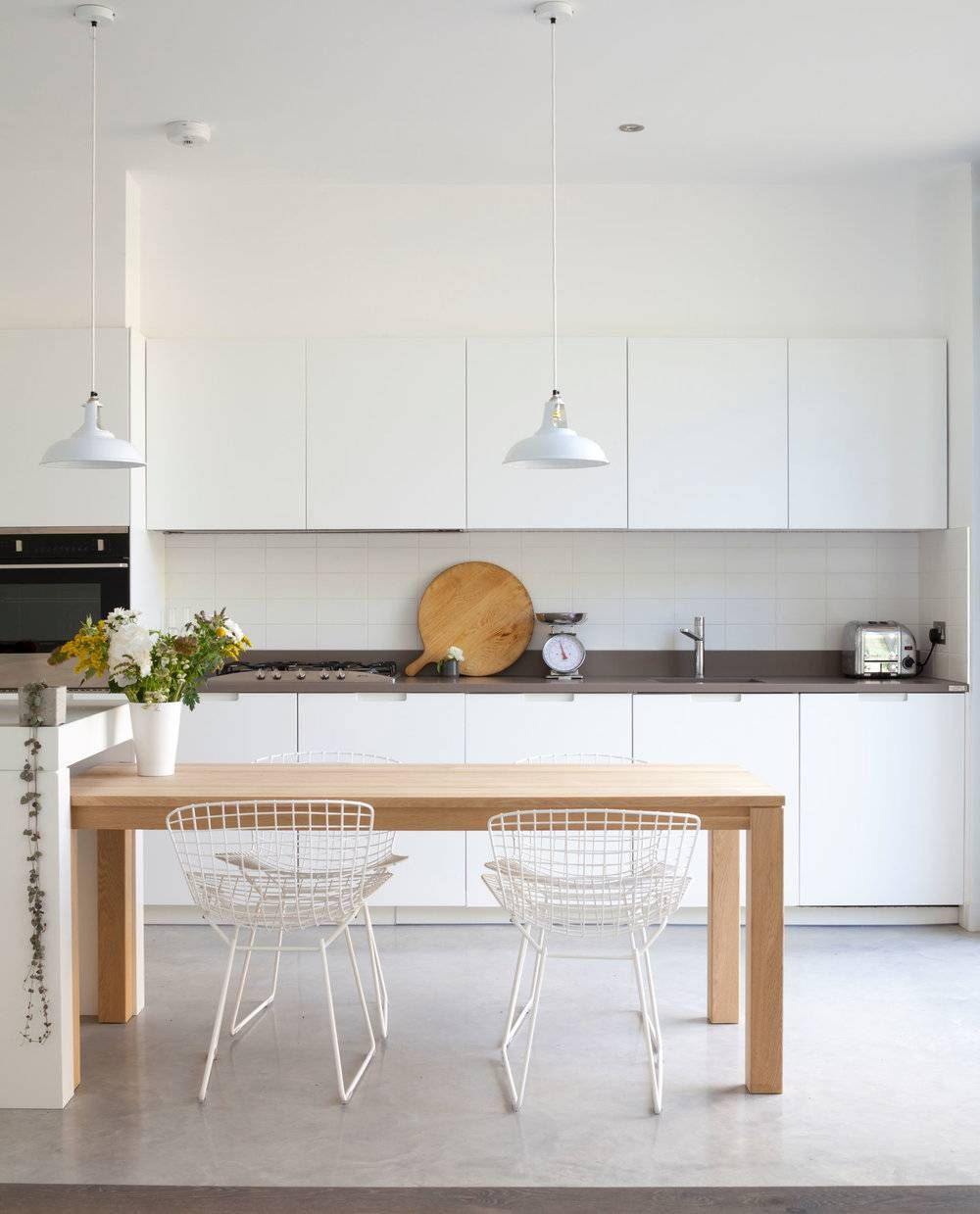 Cozinha estilo escandinavo branco mesa de madeira apartamento interior minimalista