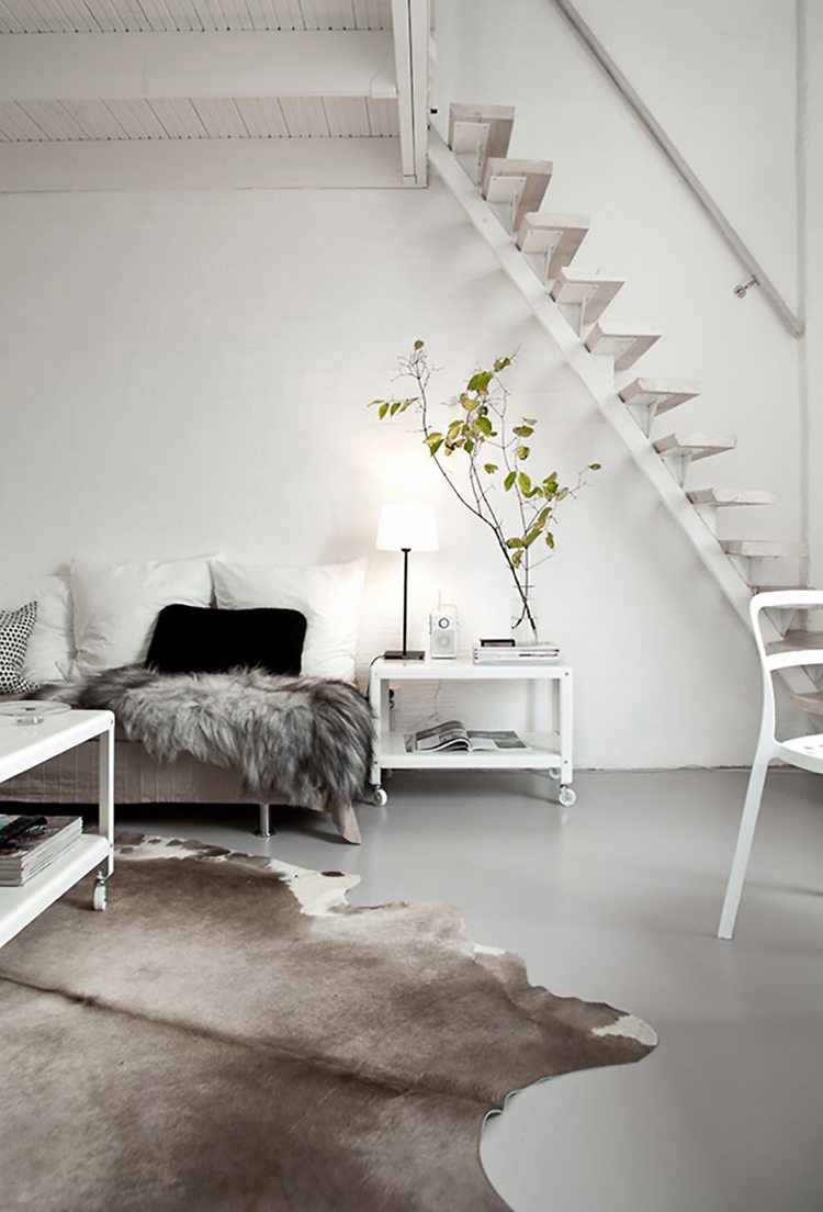 couro-carpete-escandinavo-minimalista-design-interior-sofá-branco-piso de concreto