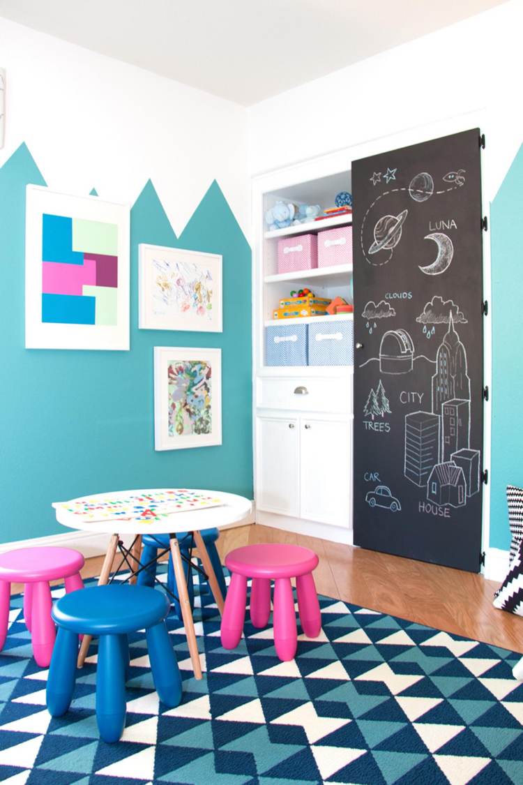 Quarto infantil com tapete-escandinavo-design-tecido-azul-padrão-triângulo