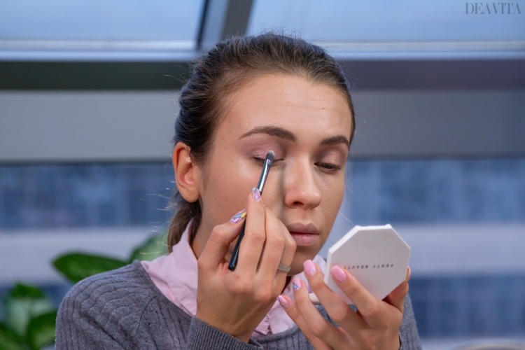 Aplique ariana grande focus para criar sombra roxa