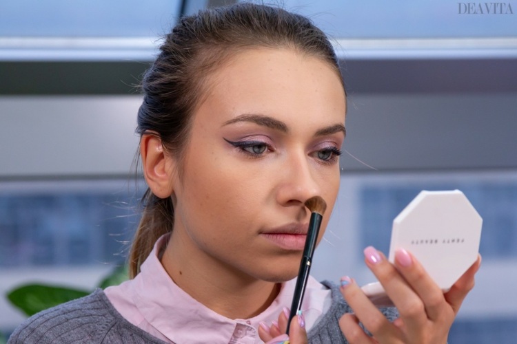 ariana grande focus maquiagem bronzer pequena escova fofa contorno nariz