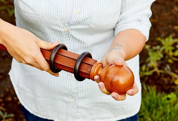 Prepare você mesmo ajuda para escalar tomates no balde