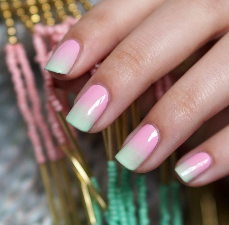 Desenhe sua própria combinação de unhas ombre rosa-hortelã