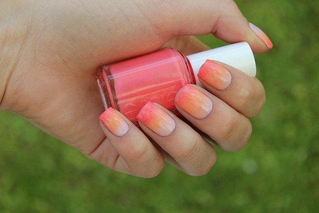 ombre-unhas-design-laranja-claro rosa-iridescente