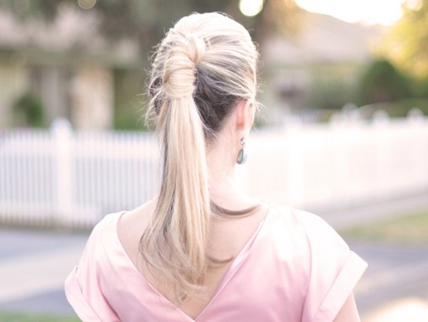 Ideias-formal-penteado-com-rabo-de-cavalo-rosa-escuro-vestido de noite