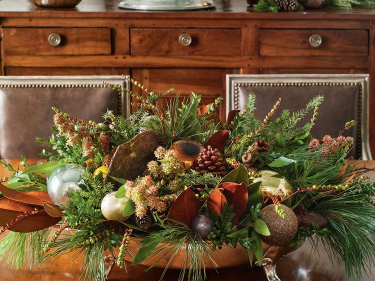 Ramos de abeto fazem a mesa para o Natal decorar o arranjo de materiais naturais