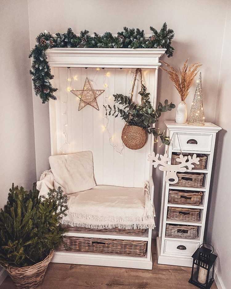 Decoração de Natal com ramos de abeto e eucalipto frescos em uma cesta