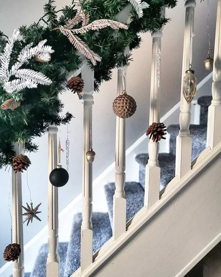 Deixe as decorações da árvore de Natal penduradas no corrimão