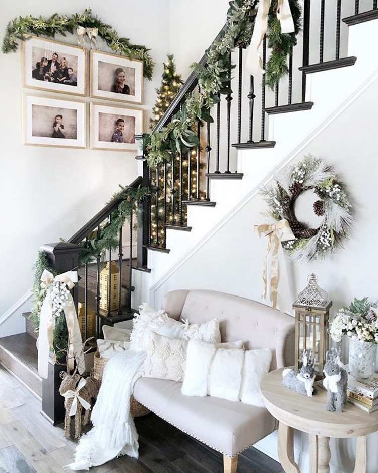 Decorações de natal no vão da escada em cores neutras