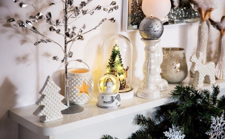 Decorações de Natal na mesa do console no corredor em branco e prata