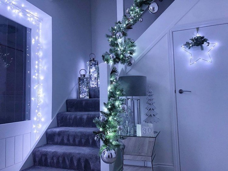 Decore escadas para luzes de Natal em branco frio