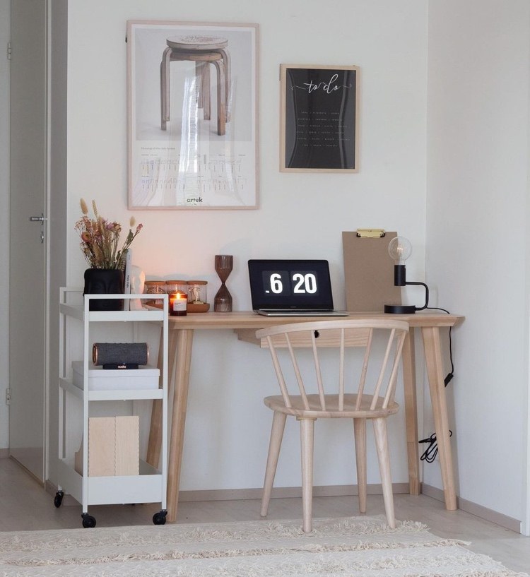 Mobiliário escandinavo do escritório com muito branco e madeira clara