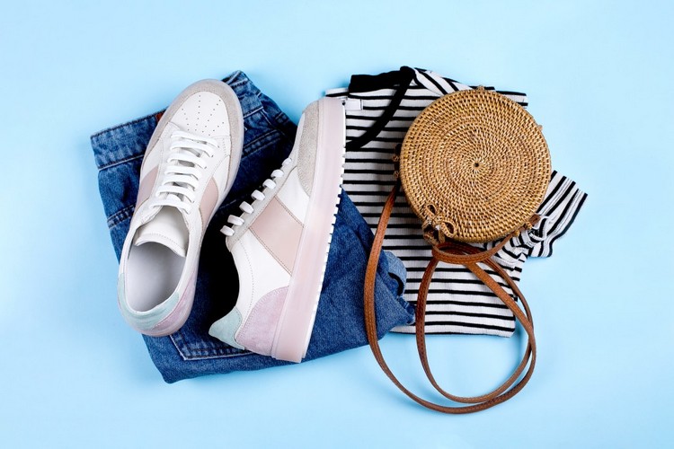 Use jeans estilo com uma camiseta