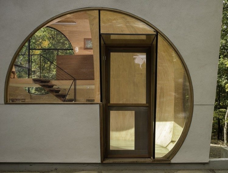 Casa solar em madeira de entrada-casa-arco redondo-vidro