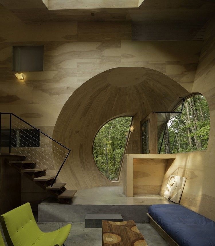 Casa solar feita de madeira design de interiores formas redondas e móveis simples