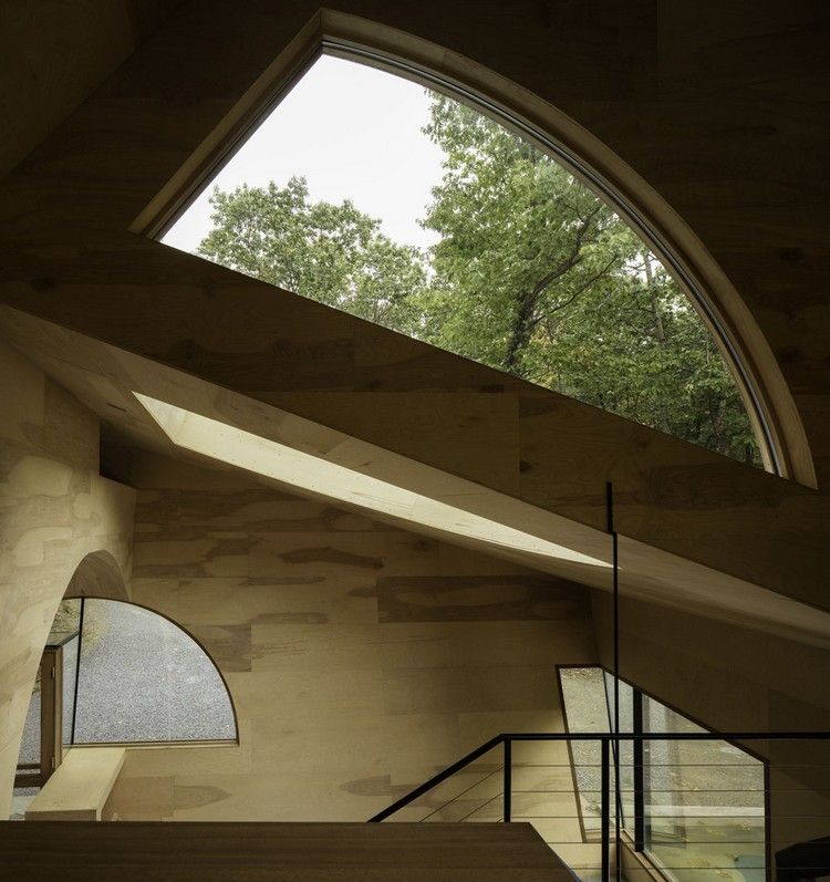 Casa solar feita de claraboia de madeira com formas atraentes