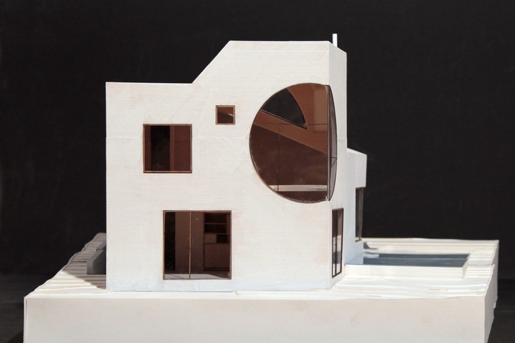 Casa solar-madeira-arquitetura-modelo-branco-fachada-janelas