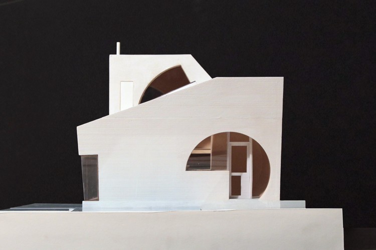 casa solar-madeira-lado-arquitetura-modelo-fachada branca