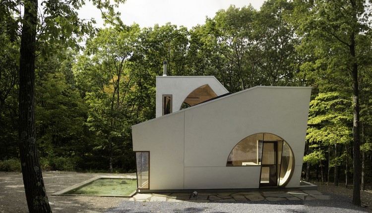 Casa solar de madeira, arquitetura impressionante de floresta, formas redondas