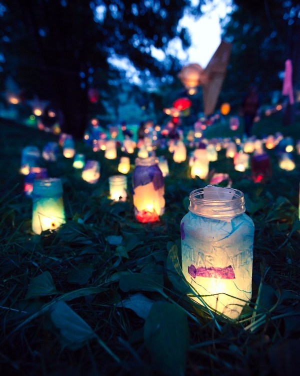 Decoração de luzes de jardim para a ideia de verão