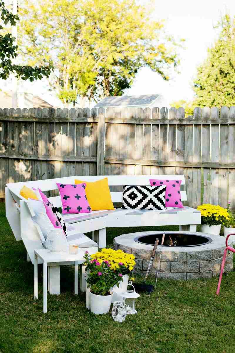 decoração de verão para sua festa no jardim área de estar banco churrasqueira ideia estofados almofadas coloridas