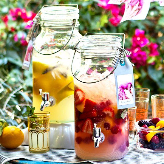 Distribuidor de sangria de vidro para festa de verão no jardim