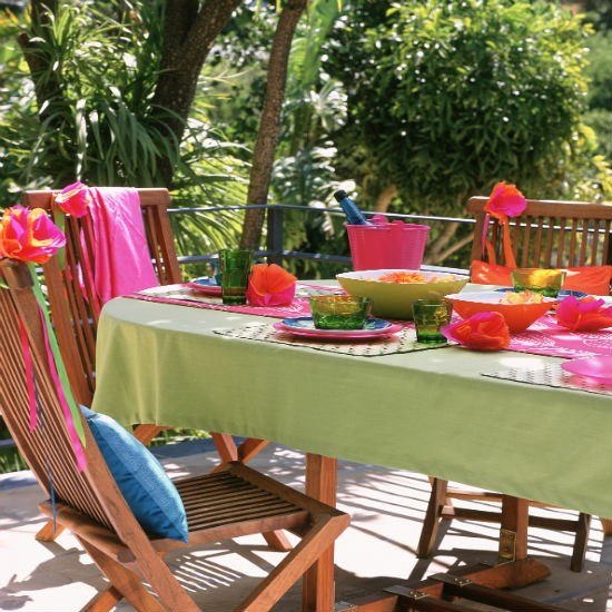 decoração de verão para sua festa no jardim ambiente tropical talheres roxos