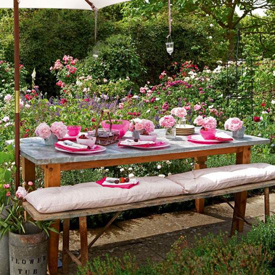 decoração de verão para sua festa no jardim mesa de madeira prato de pedra pratos rosa