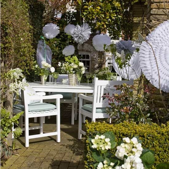 decoração de verão para suas flores de papel de festa no jardim acima da mesa
