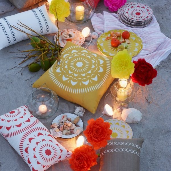 decoração de verão flores almofadas conchas velas
