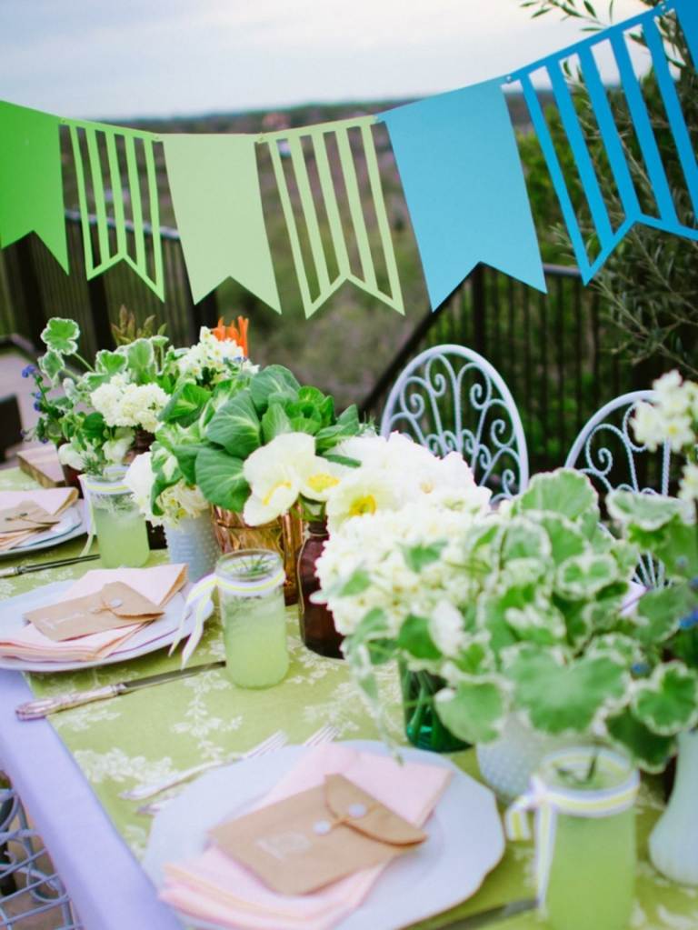 decoração de verão para sua festa de jardim plantas verdes azuis guirlanda