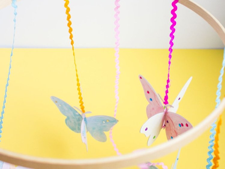 Móbiles de papel criam ideias com borboletas