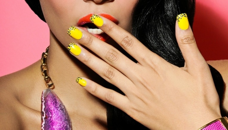design de unhas de verão amarelo glitter ideia francesa