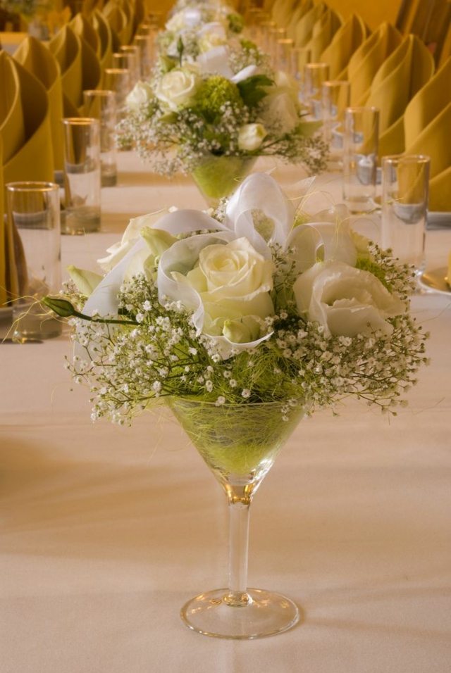 bouquet de copo de martini com rosas brancas decoração de casamento