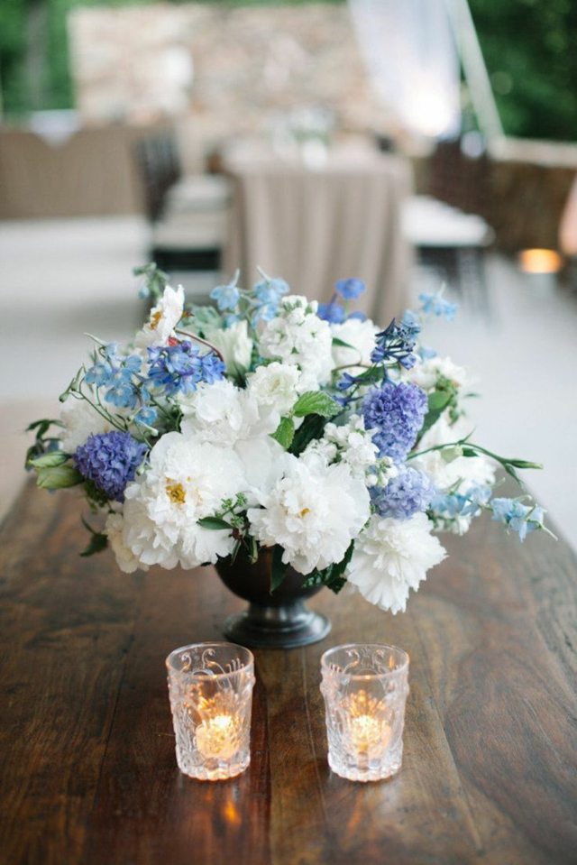 decoração de mesa de verão flores azul velas brancas
