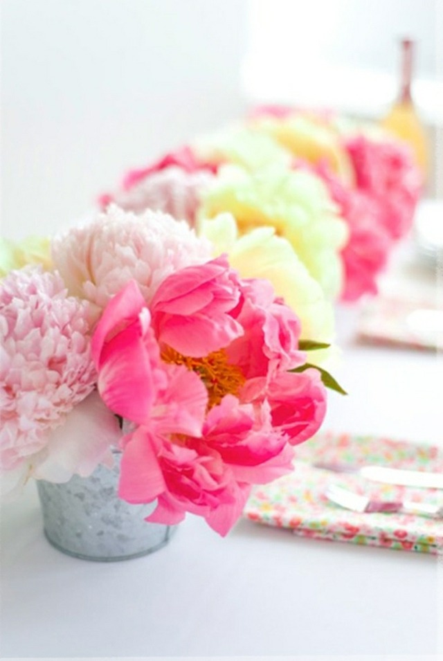 casamento de verão decoração de mesa de peônia rosa nuances vaso balde