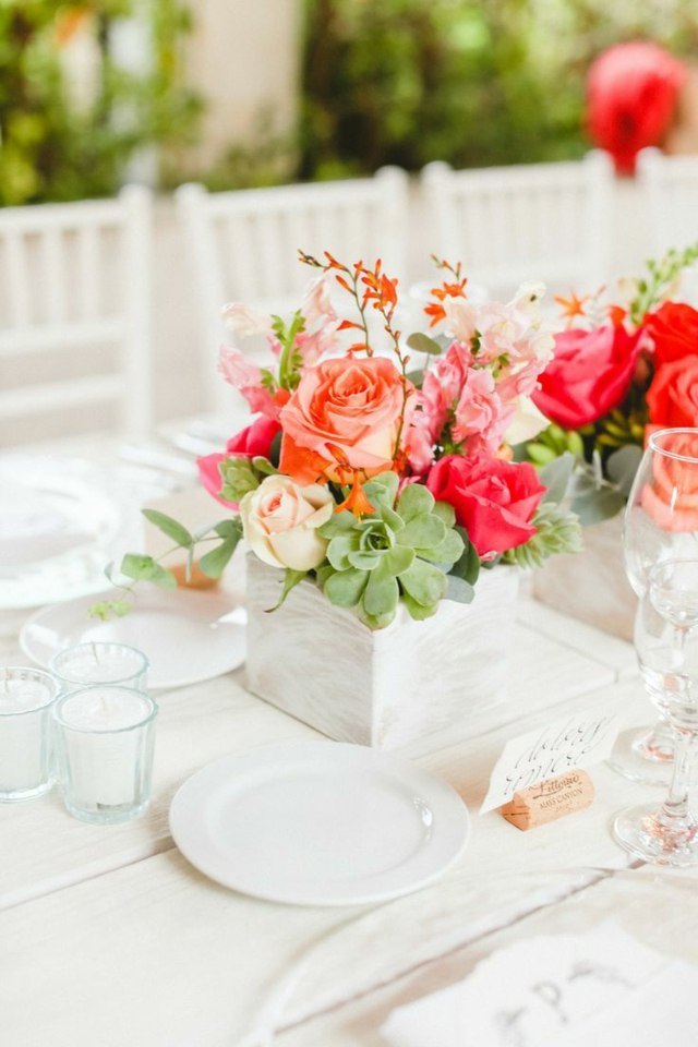 decoração de mesa casamento balde rosas brancas suculentas