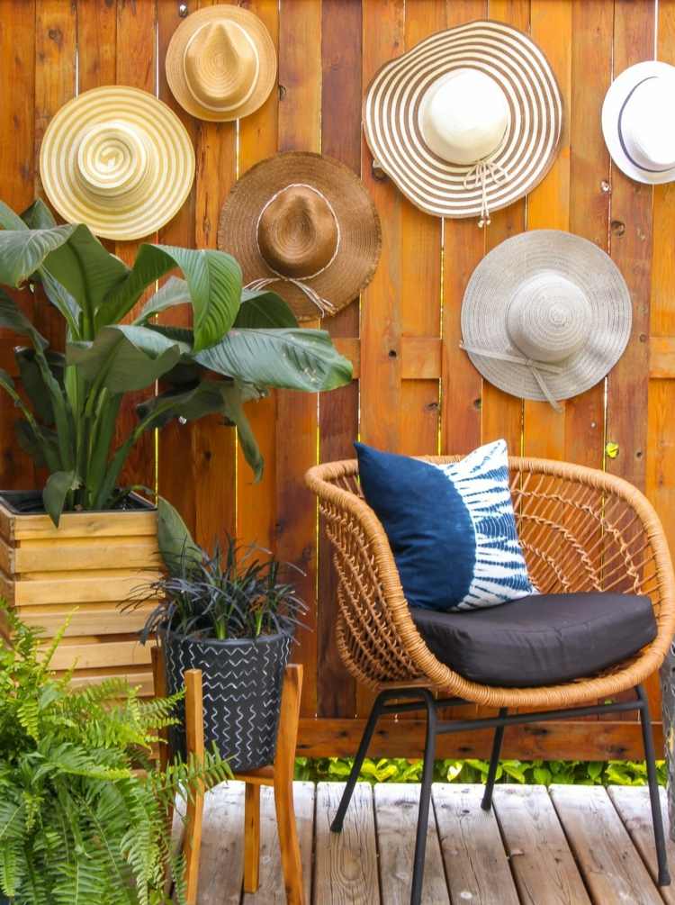 Decoração de verão externa para paredes e telas de privacidade com chapéus de sol como decoração de parede na área de estar