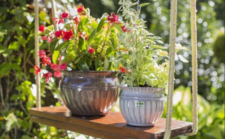 Decoração simples de verão ao ar livre com balanço para montar vasos de flores