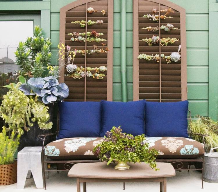 Linda decoração de verão externa com venezianas plantadas - ideia com suculentas