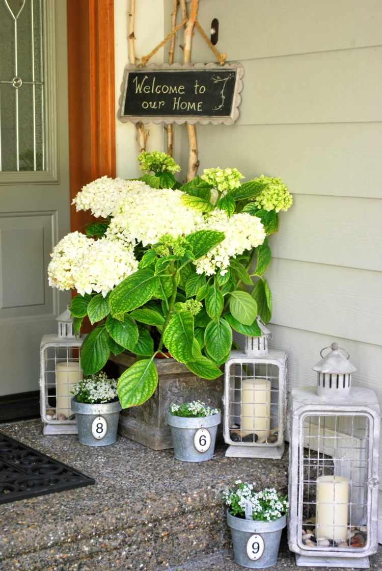 Decoração de verão na frente da casa com lanternas e hortênsias