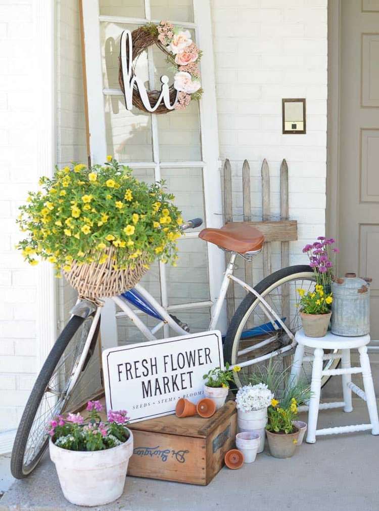 Decore a casa com uma janela, uma bicicleta e flores