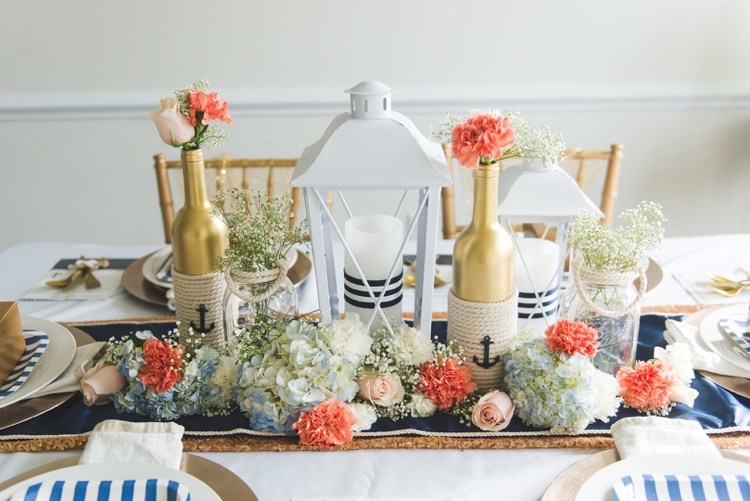 Faça decorações de verão para a mesa com flores frescas em estilo marítimo