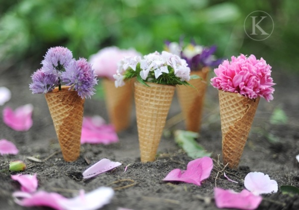 A própria decoração de verão, sacos de ovo, flores, preenche ideias