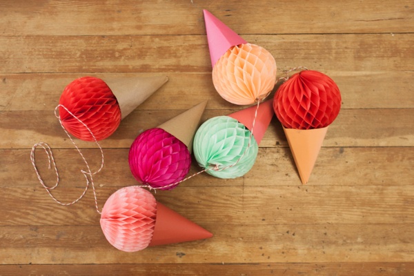 Faça você mesmo a decoração de verão com guirlandas de bolas de papel de gelo