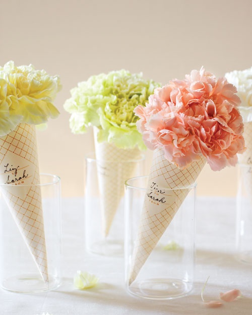 Faça você mesmo as decorações de verão com flores de cones de sorvete