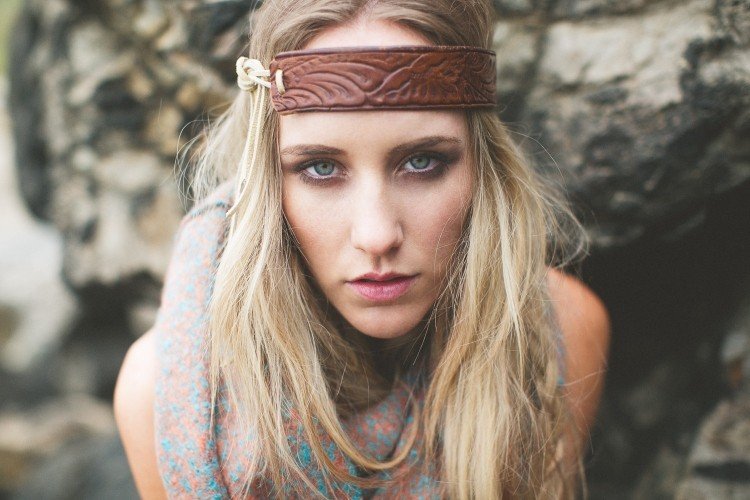 Penteados de verão com faixa de cabelo - castanho-boho-hippie-chique-couro-casual