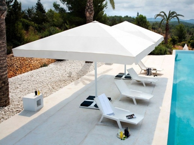 Espreguiçadeira com ideias de design de borda de piscina de guarda-sol
